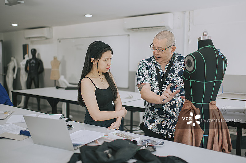 大学时尚：课堂上从事时尚设计的学生图片素材