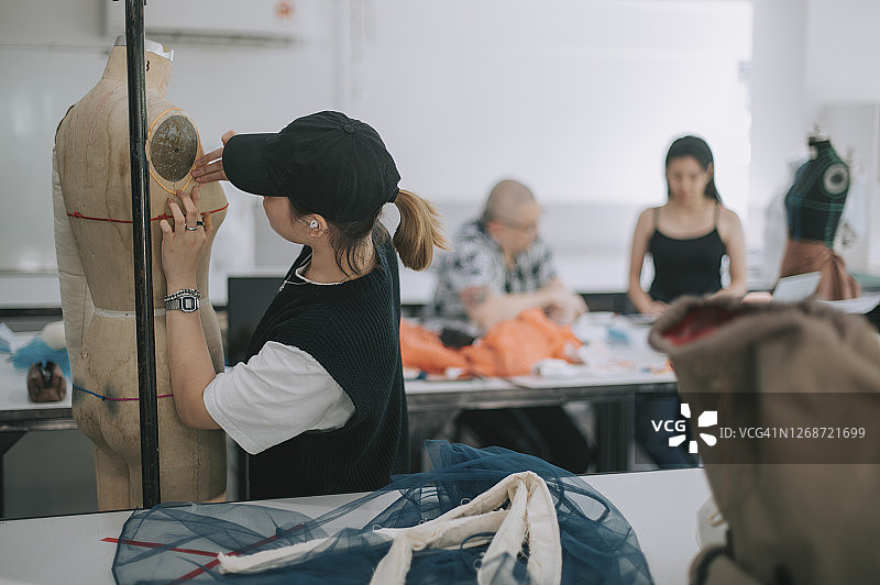 服装设计学生课堂用人体模型设计服装图片素材