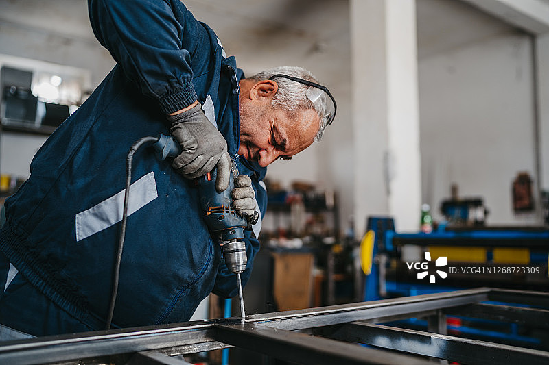 在工作室工作的活力老人图片素材