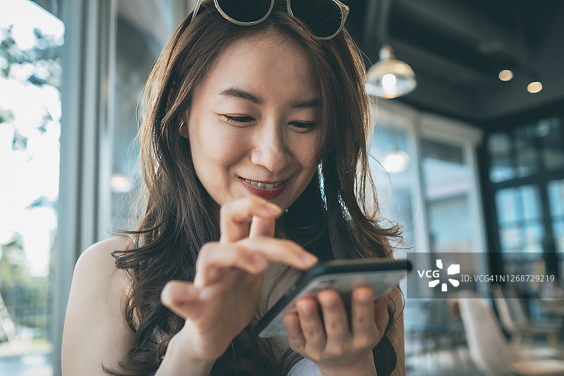 在咖啡馆工作的年轻亚洲女人图片素材