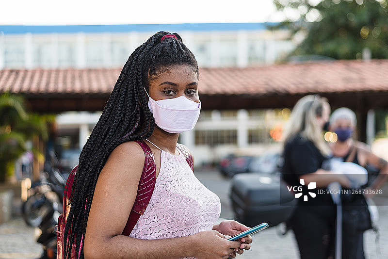 在校园戴口罩的大学女生图片素材