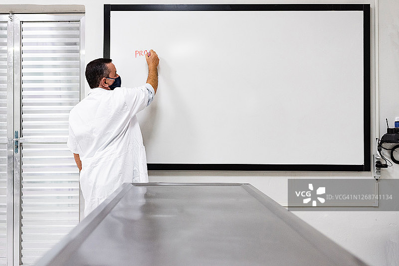 戴口罩上课的大学教授图片素材