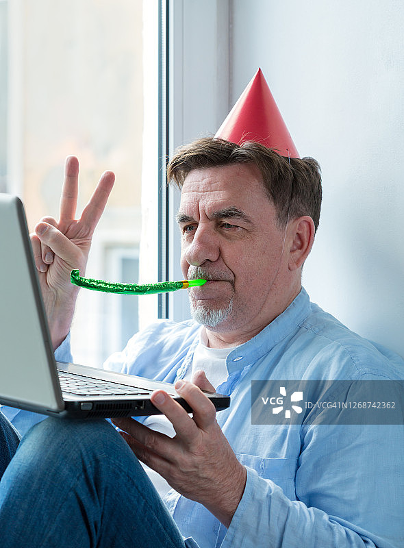 祝贺场景，成年男子在线庆祝生日或节日图片素材