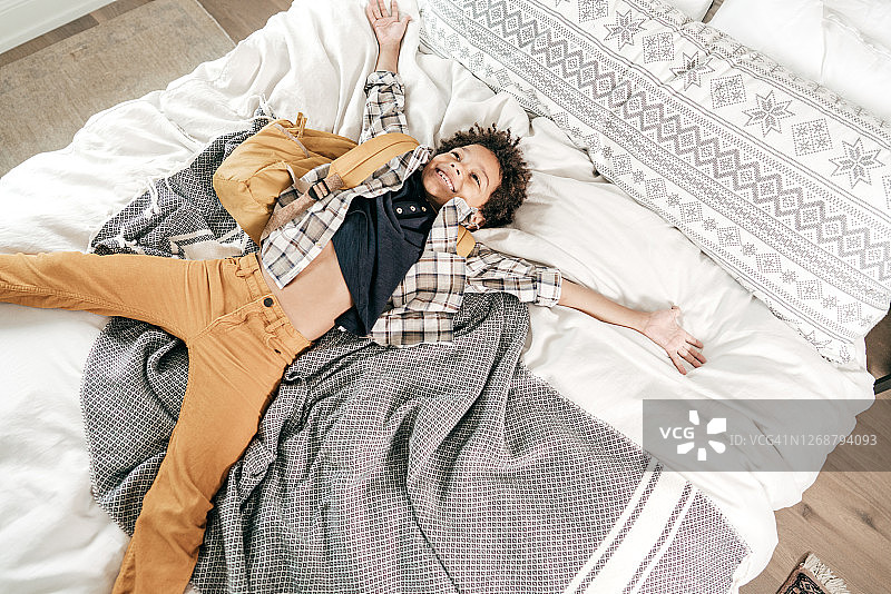 放学后背着书包休息的活跃儿童图片素材