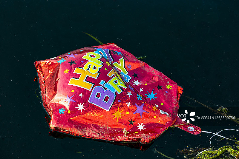 漂浮在海面上的气球垃圾图片素材