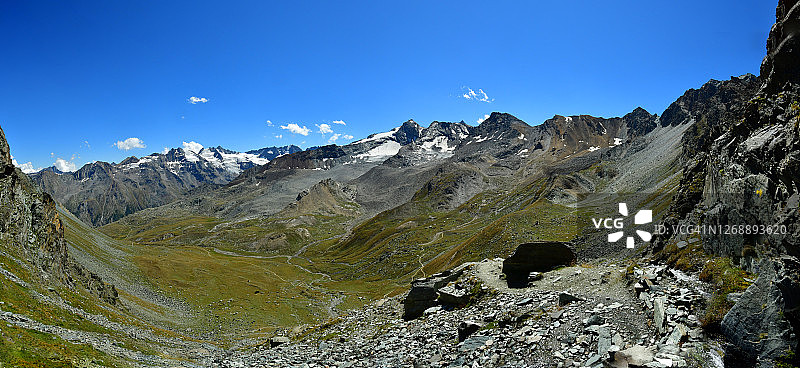 阿尔卑斯山高山草甸和雪峰冰川壮丽景色图片素材