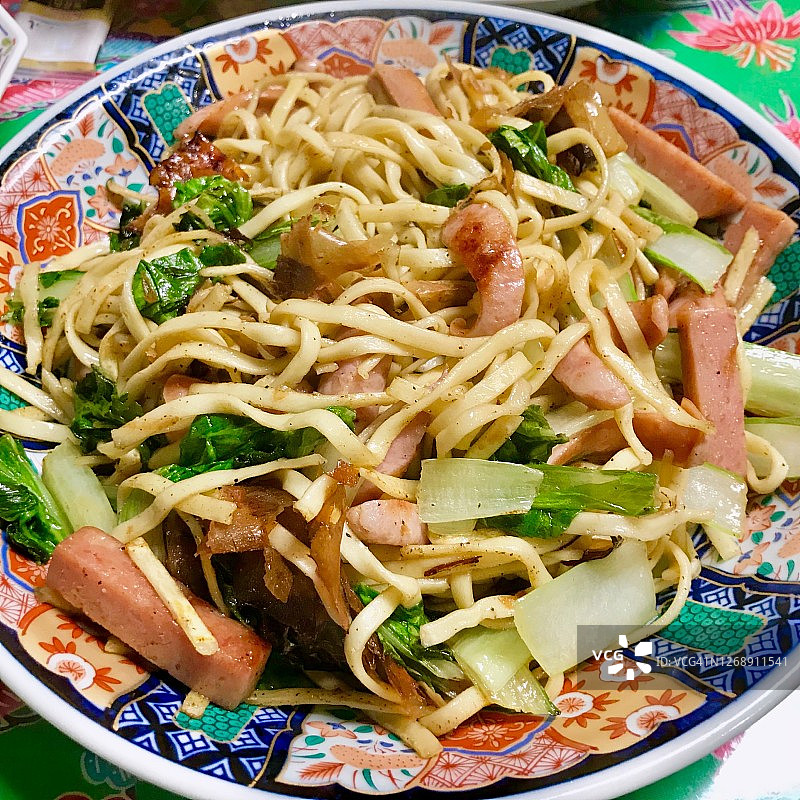 冲绳炒面配猪肉罐头图片素材
