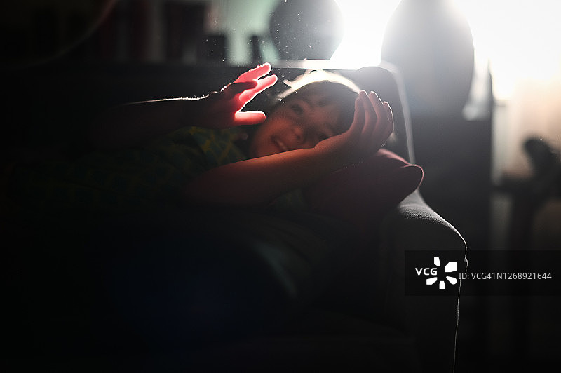 儿童在家，有灰尘颗粒图片素材