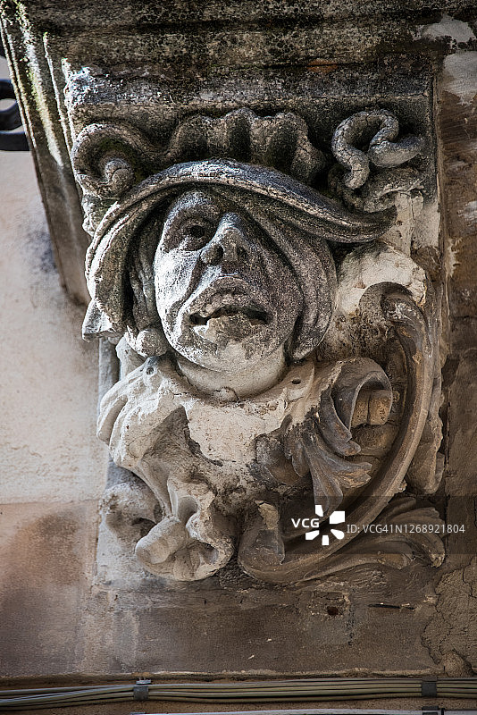 拉古萨阳台上的石头人像图片素材