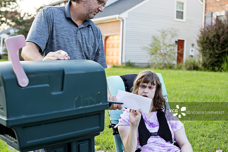 学习邮寄信件的智力障碍年轻女性图片素材