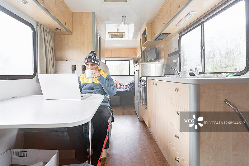 男人在露营车中进行新冠隔离并居家工作图片素材