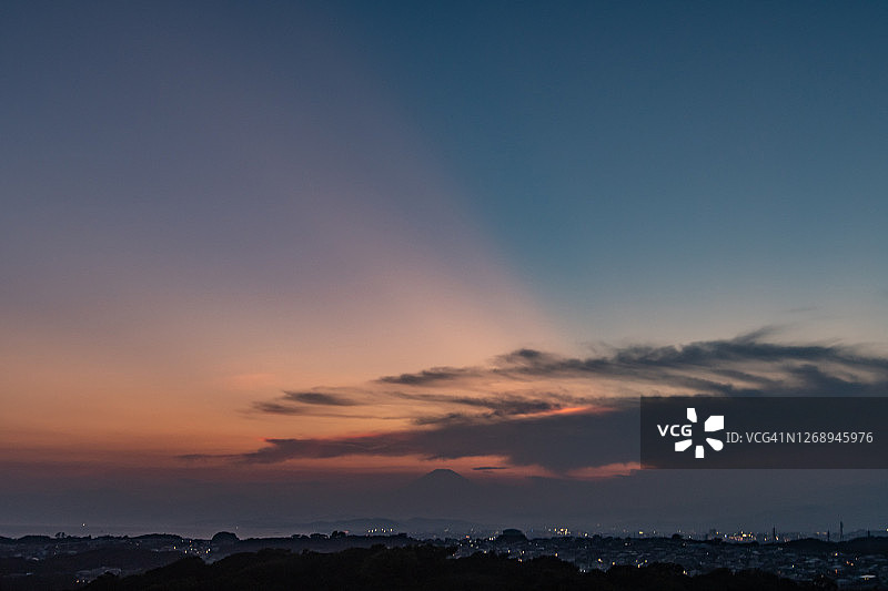 日本神奈川县海边住宅区的日落光束图片素材