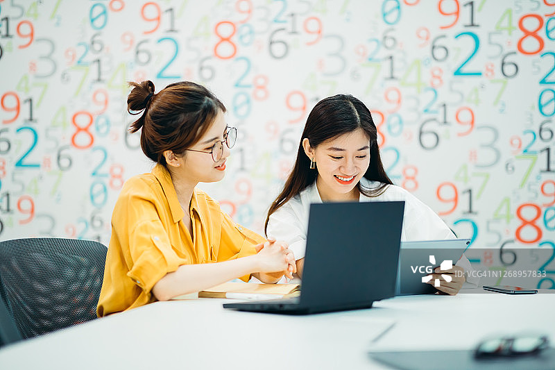 两位女商人一起在办公室工作图片素材
