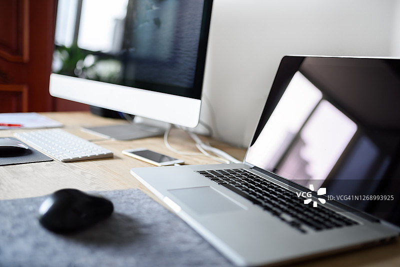 木桌上的桌面必需品图片素材