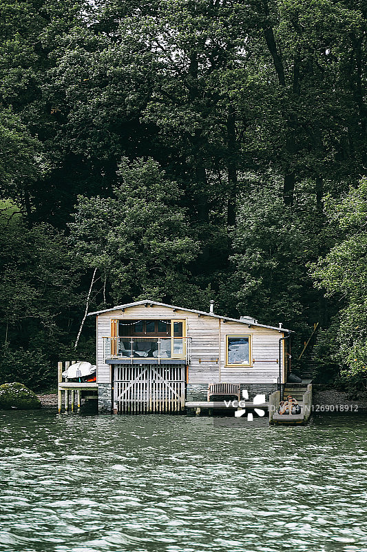 夏日氛围：英格兰西北部湖区森林小屋图片素材