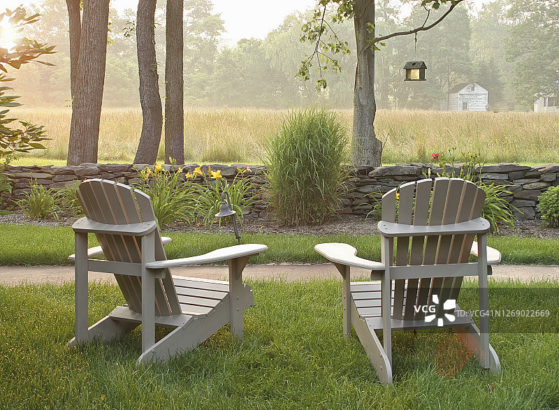 椅子和石墙图片素材