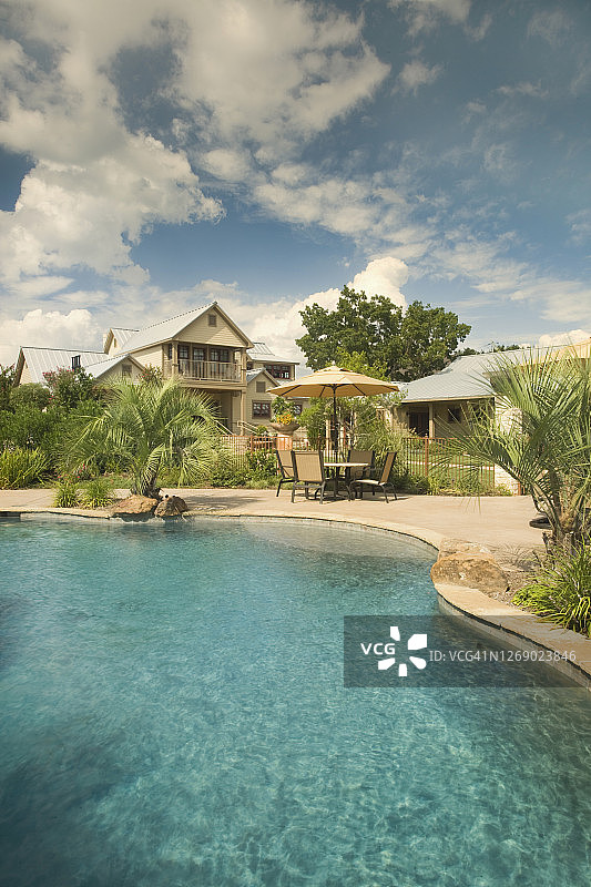 带游泳池的房屋图片素材