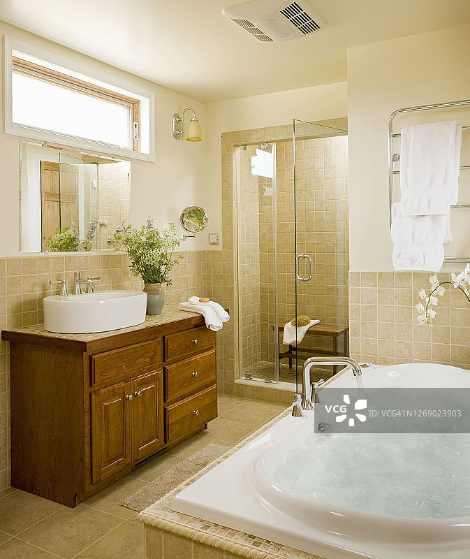 带浴缸的现代浴室图片素材