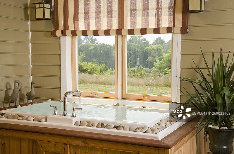 门廊上的热水浴缸图片素材