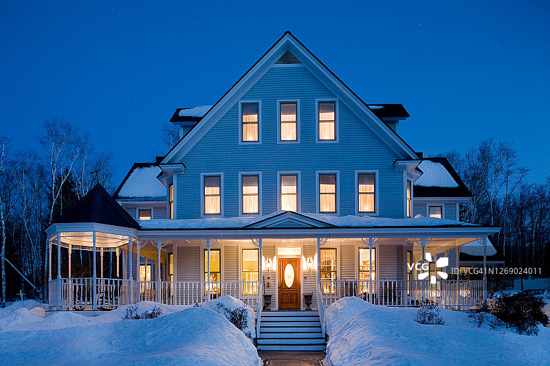 雪地里的大房子立面图片素材