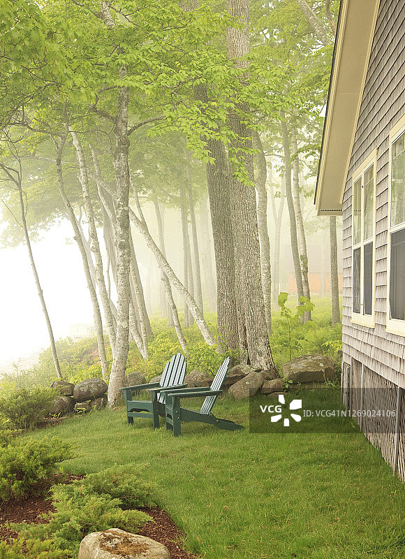 雾中的小屋与阿迪朗达克椅图片素材
