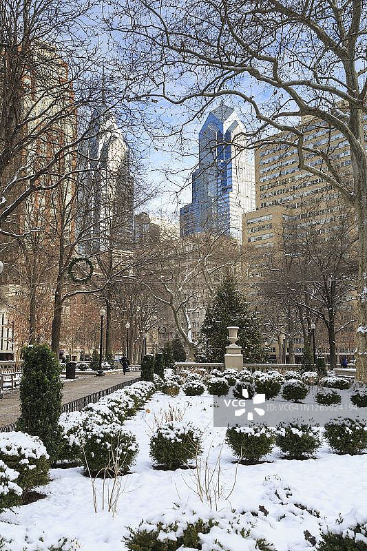 冬季覆盖白雪的里顿豪斯广场，美国宾夕法尼亚州费城图片素材