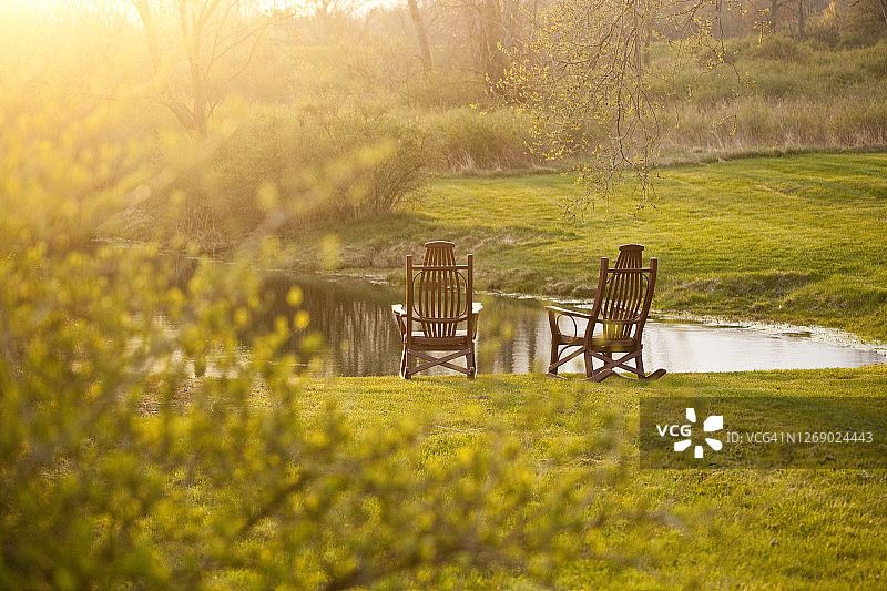清晨池塘边的椅子图片素材