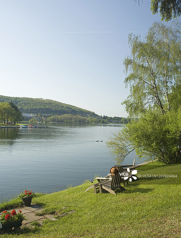 湖边的阿迪朗达克椅图片素材