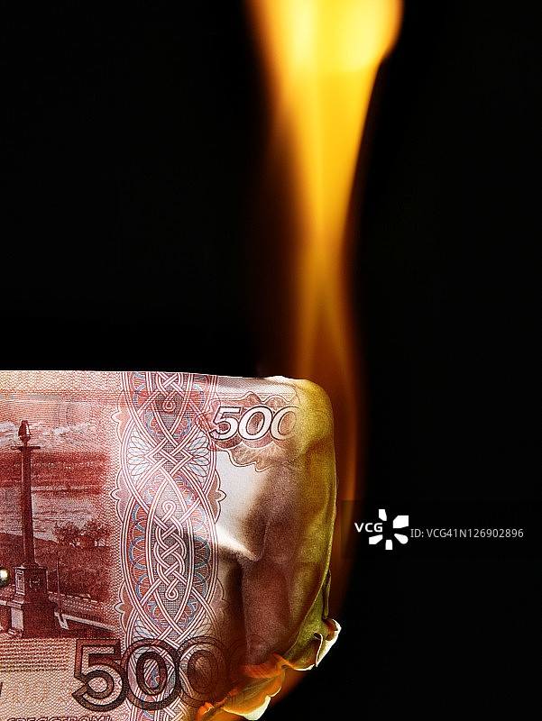 燃烧的俄罗斯卢布纸币图片素材