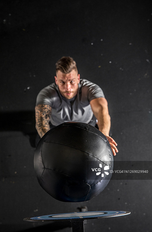成年男子用药球进行力量训练图片素材