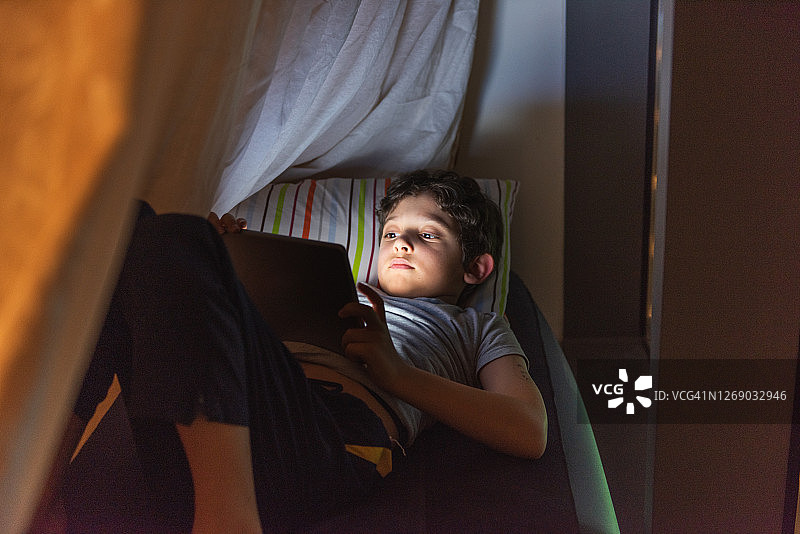 儿童在秘密基地读书图片素材