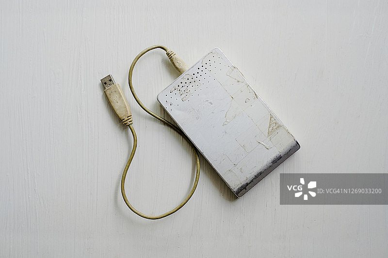白色背景上的旧外置硬盘俯视图图片素材