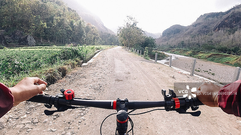 越野山地自行车骑行视角图片素材