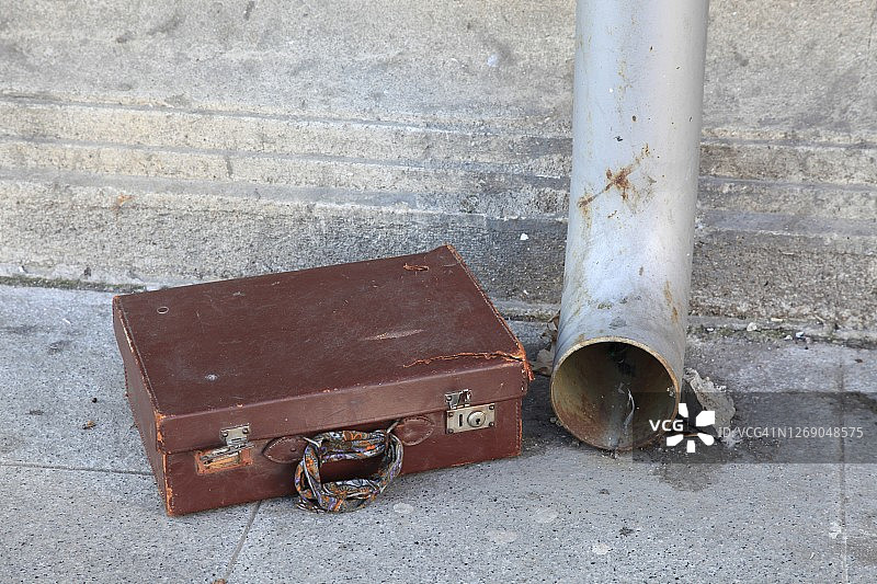 街上的旧纸板手提箱图片素材