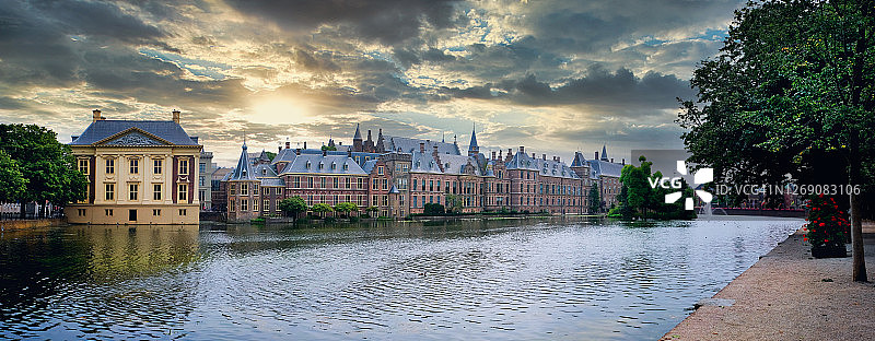 荷兰海牙的宾内霍夫政府大楼全景，位于霍夫维弗湖畔图片素材