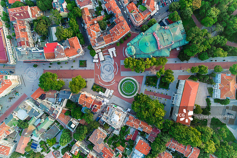 保加利亚瓦尔纳市中心涅扎维西莫斯特广场的喷泉和斯托扬·巴奇瓦罗夫戏剧院航拍图片素材