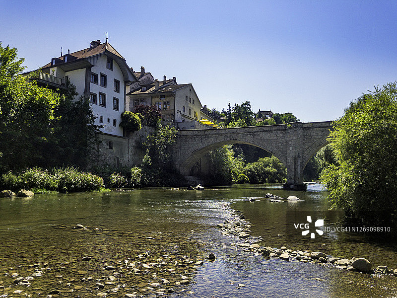 流经弗里堡历史古城的萨林河图片素材