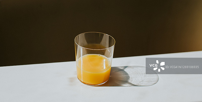 白色背景橙汁玻璃杯图片素材