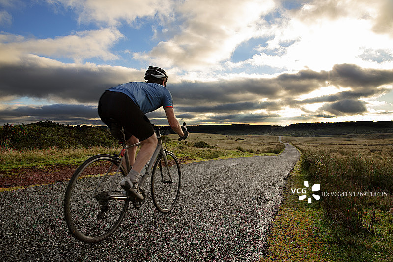 乡村公路自行车骑行图片素材