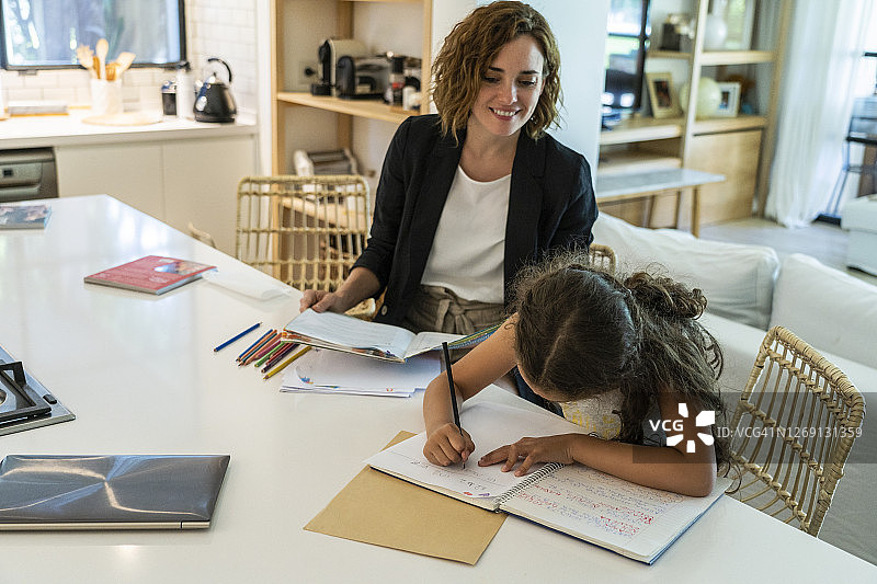 母亲帮助女儿学习图片素材