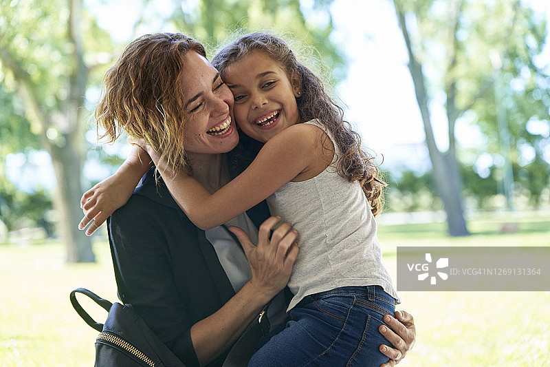 拥抱的母女图片素材