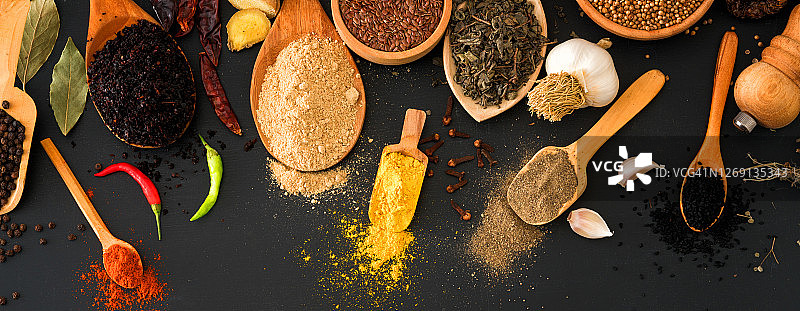 黑色背景上的烹饪香料图片素材