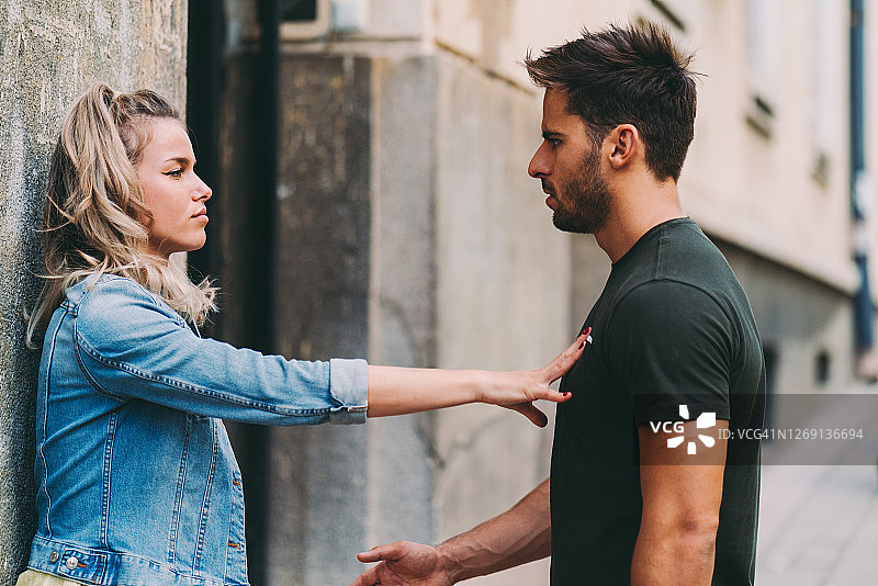 发生冲突的年轻情侣图片素材