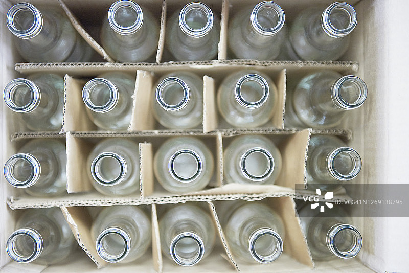 装满空玻璃瓶的纸板箱图片素材