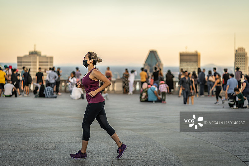 在蒙特利尔皇家山跑步的女人图片素材