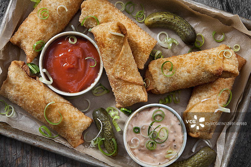 芝士汉堡蛋卷配番茄酱和香辣蛋黄酱图片素材