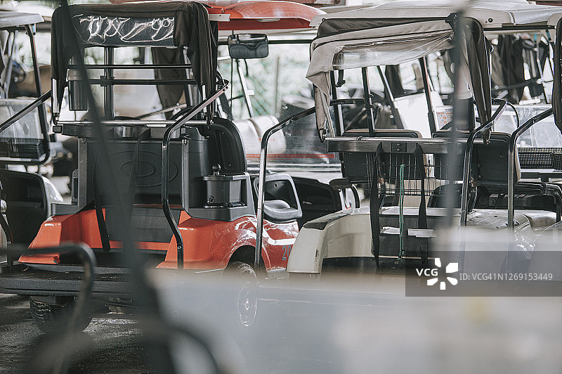 高尔夫球场停车场一排高尔夫球车图片素材