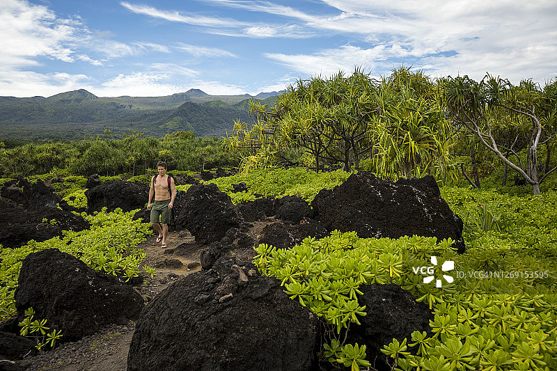 徒步者走过火山地貌图片素材