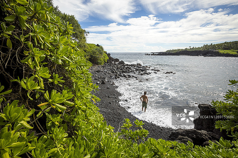 在怀阿纳帕纳帕州立公园的黑沙滩上的男子图片素材