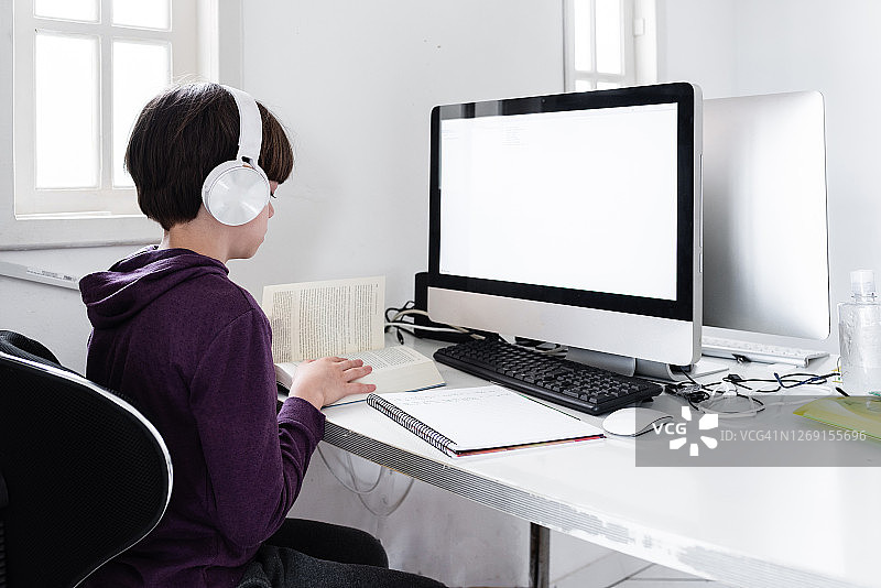 男孩在网课期间看书图片素材